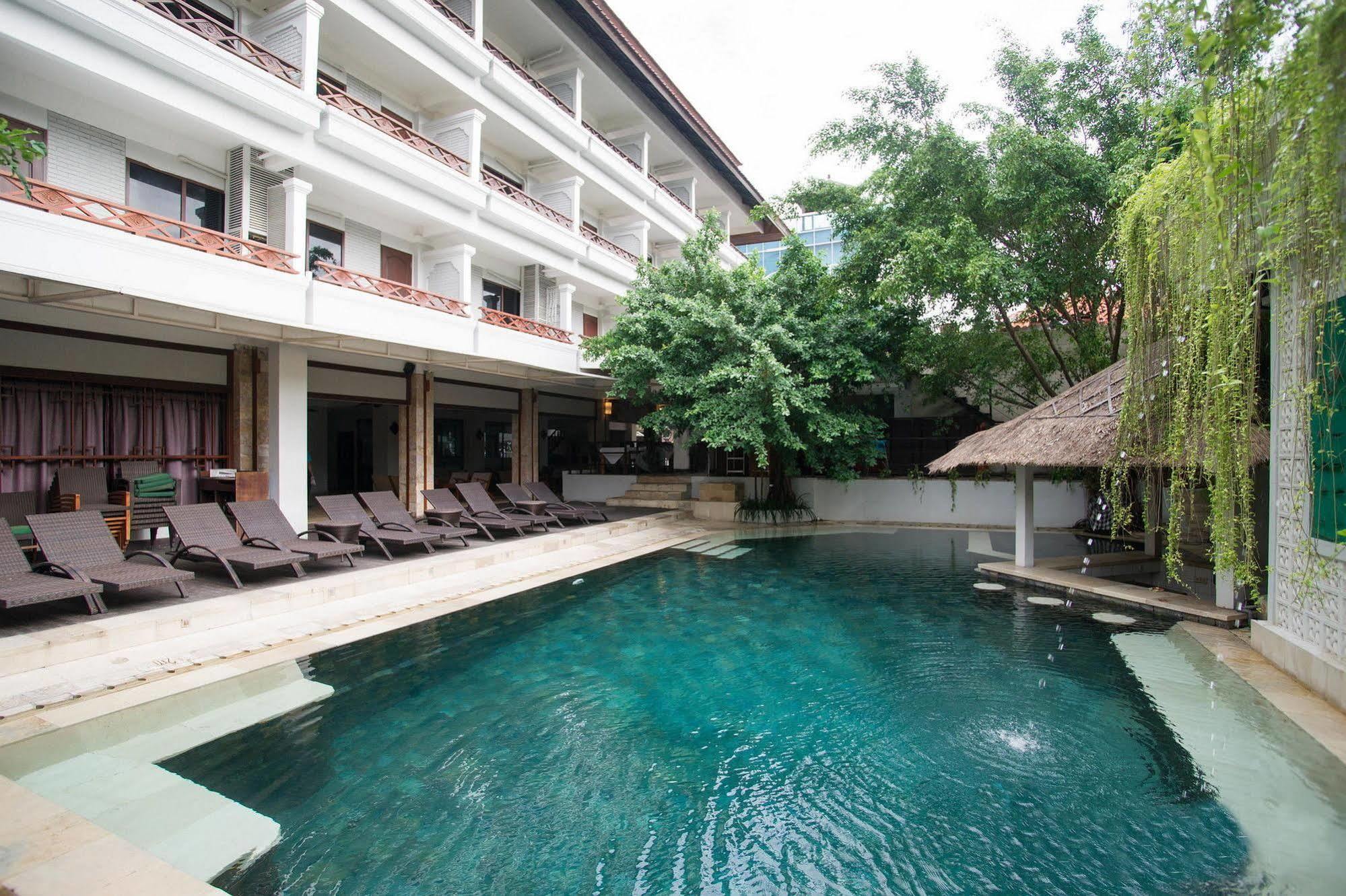 Kuta One Party Hotel Exterior photo